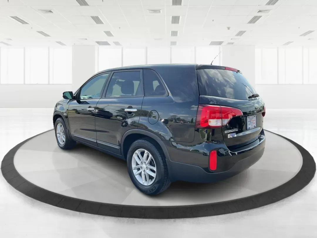 2015 Kia Sorento LX (5XYKT3A69FG) with an 2.4L I-4 gasoline direct injection engine, located at 1230 East Main St, Xenia, OH, 45385, (937) 908-9800, 39.688026, -83.910172 - 2015 Kia Sorento LX - Photo#3