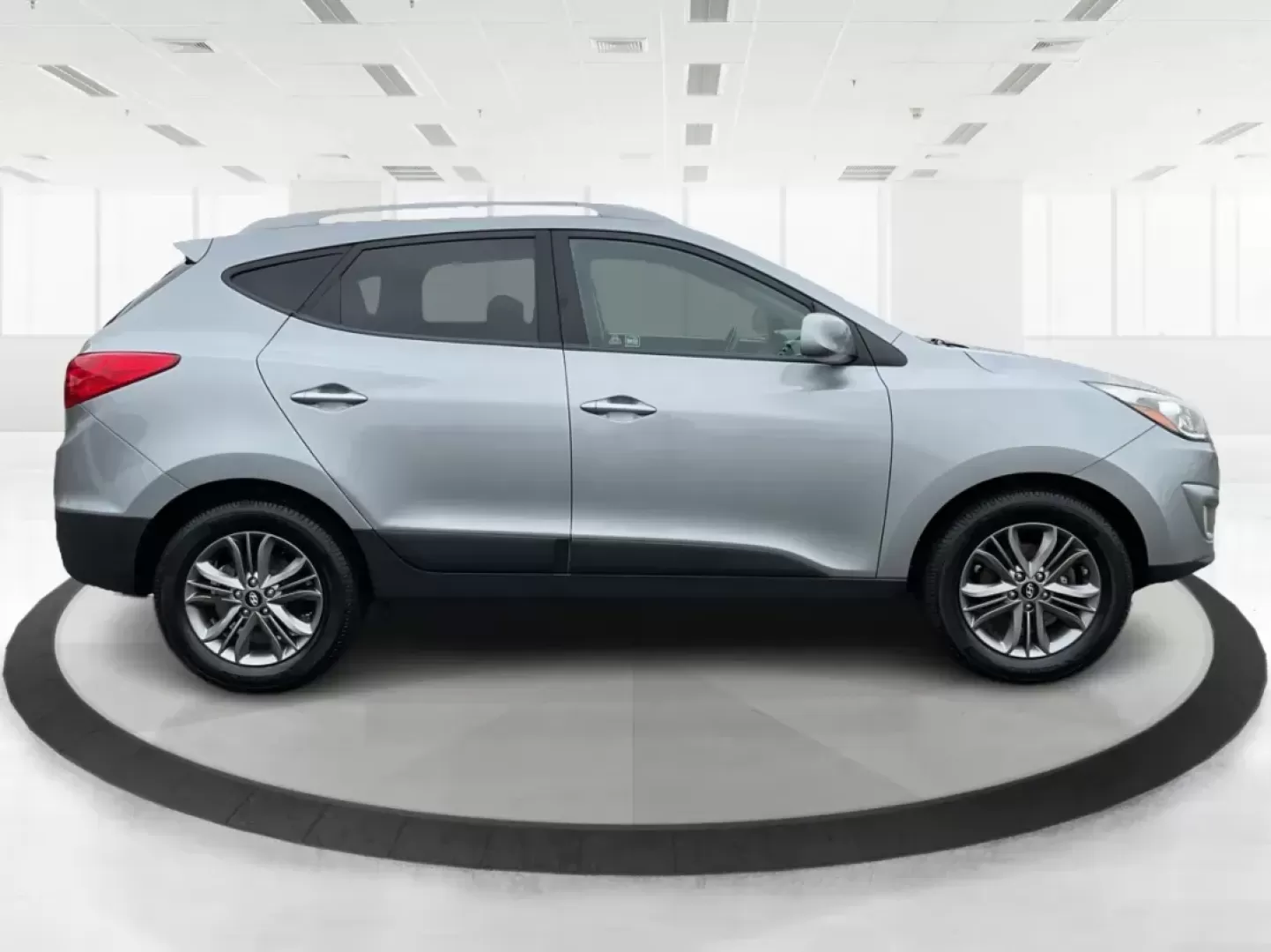 2015 Hyundai Tucson SE (KM8JUCAG2FU) with an Theta II 2.4L I-4 gasoline direct injection engine, located at 880 E. National Road, Vandalia, OH, 45377, (937) 908-9800, 39.891918, -84.183594 - 2015 Hyundai Tucson SE - Photo#1