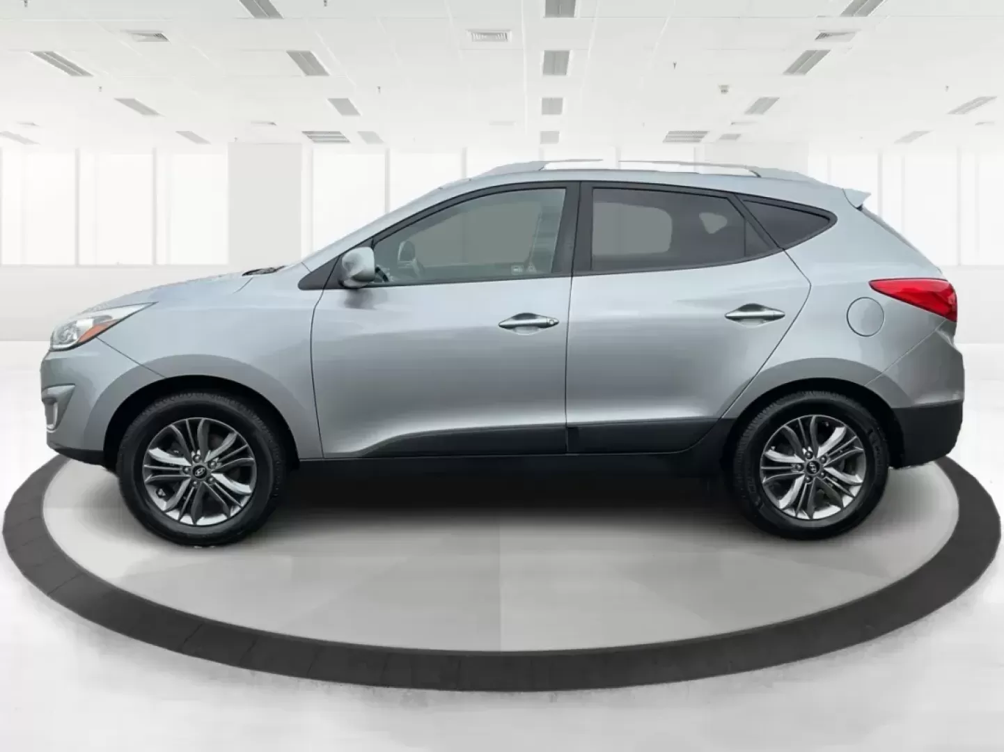 2015 Hyundai Tucson SE (KM8JUCAG2FU) with an Theta II 2.4L I-4 gasoline direct injection engine, located at 880 E. National Road, Vandalia, OH, 45377, (937) 908-9800, 39.891918, -84.183594 - 2015 Hyundai Tucson SE - Photo#5