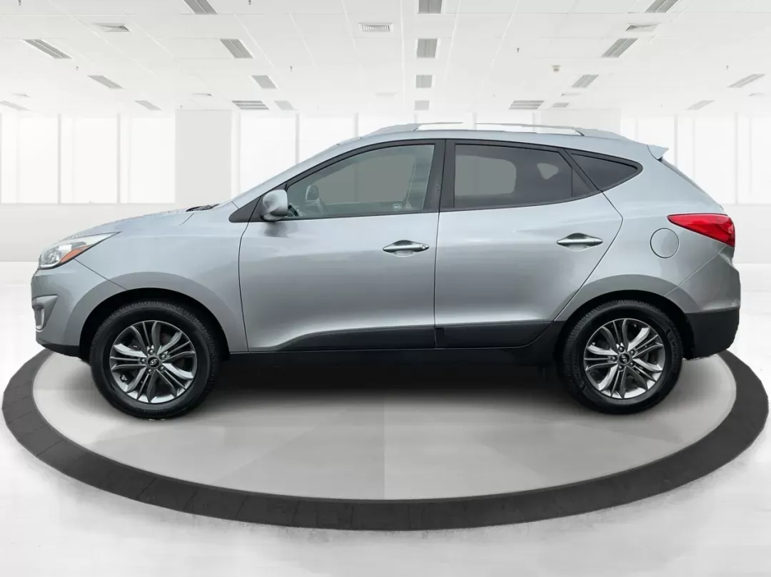 2015 Hyundai Tucson SE (KM8JUCAG2FU) with an Theta II 2.4L I-4 gasoline direct injection engine, located at 880 E. National Road, Vandalia, OH, 45377, (937) 908-9800, 39.891918, -84.183594 - 2015 Hyundai Tucson SE - Photo#5