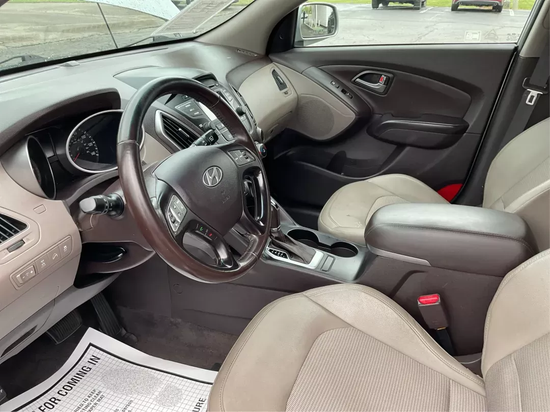 2015 Hyundai Tucson SE (KM8JUCAG2FU) with an Theta II 2.4L I-4 gasoline direct injection engine, located at 880 E. National Road, Vandalia, OH, 45377, (937) 908-9800, 39.891918, -84.183594 - 2015 Hyundai Tucson SE - Photo#8