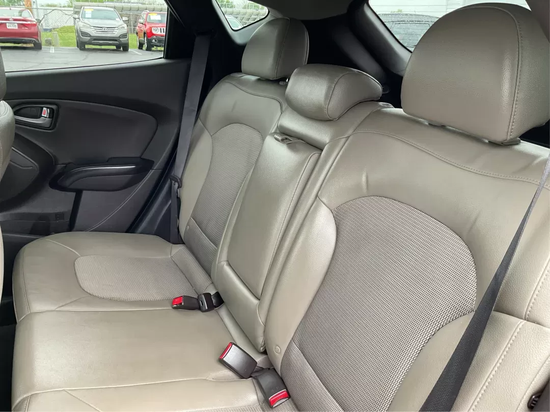 2015 Hyundai Tucson SE (KM8JUCAG2FU) with an Theta II 2.4L I-4 gasoline direct injection engine, located at 880 E. National Road, Vandalia, OH, 45377, (937) 908-9800, 39.891918, -84.183594 - 2015 Hyundai Tucson SE - Photo#9