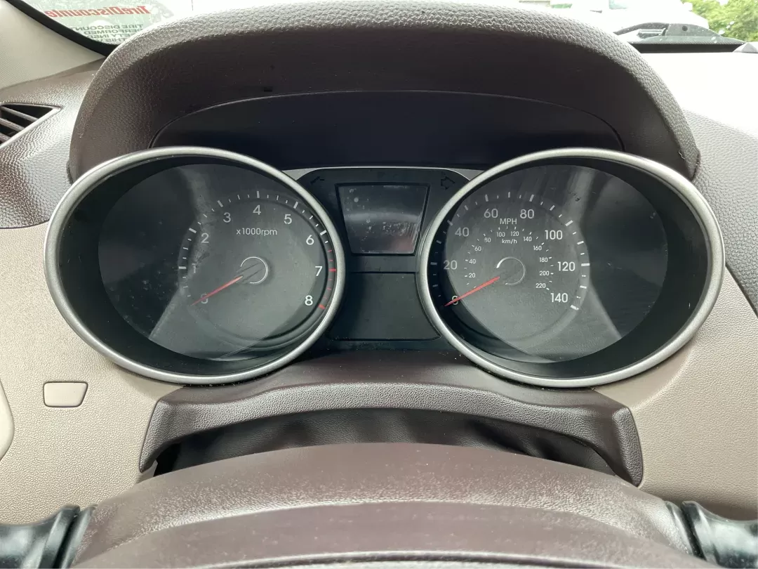2015 Hyundai Tucson SE (KM8JUCAG2FU) with an Theta II 2.4L I-4 gasoline direct injection engine, located at 880 E. National Road, Vandalia, OH, 45377, (937) 908-9800, 39.891918, -84.183594 - 2015 Hyundai Tucson SE - Photo#14