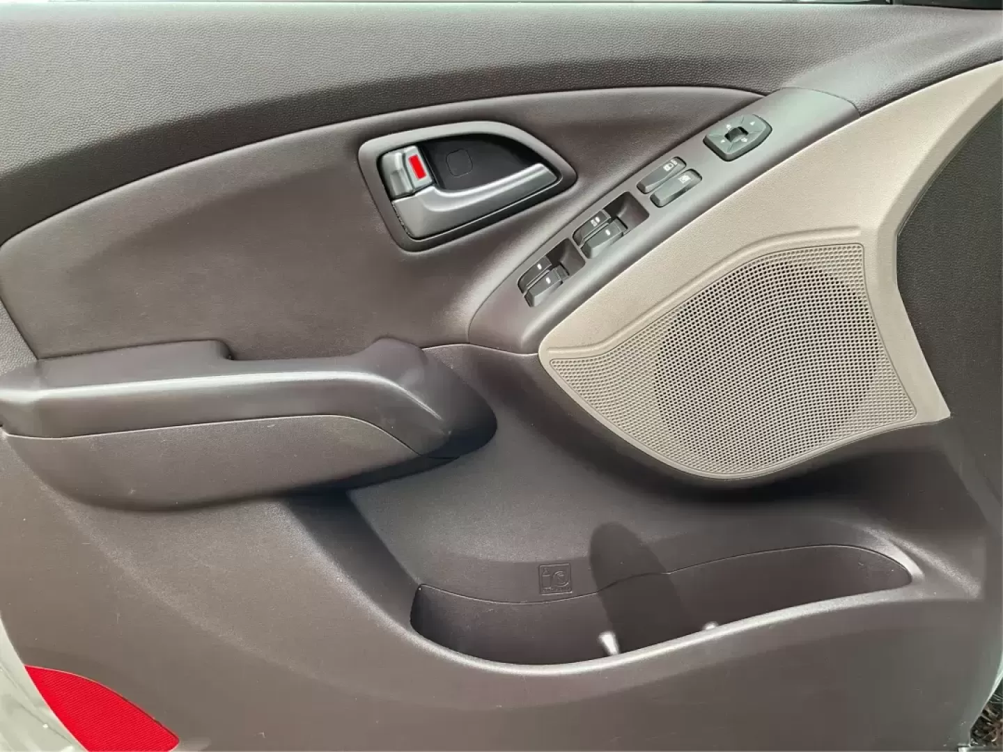 2015 Hyundai Tucson SE (KM8JUCAG2FU) with an Theta II 2.4L I-4 gasoline direct injection engine, located at 880 E. National Road, Vandalia, OH, 45377, (937) 908-9800, 39.891918, -84.183594 - 2015 Hyundai Tucson SE - Photo#17