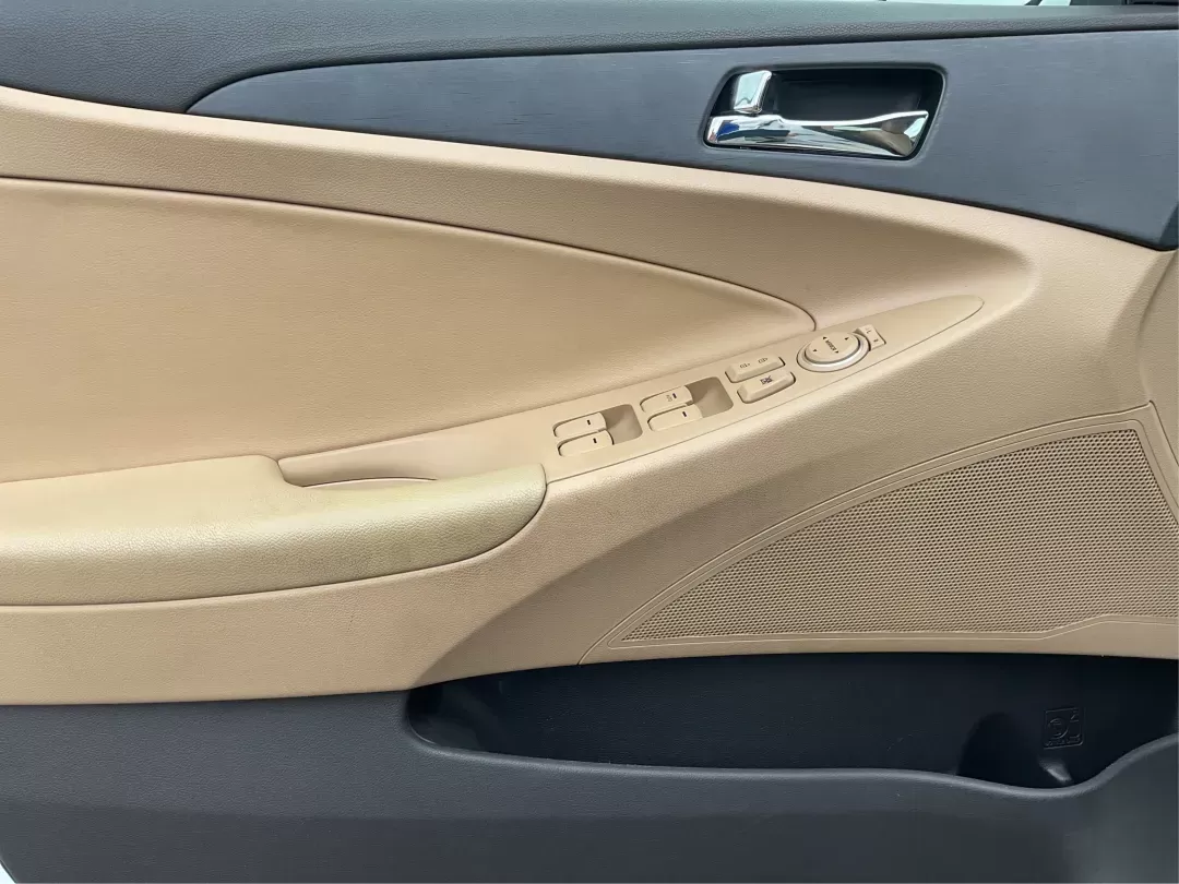2013 Hyundai Sonata GLS (5NPEB4ACXDH) with an 2.4L I-4 gasoline direct injection engine, located at 8750 N County Rd 25A, Piqua, OH, 45356, (937) 908-9800, 40.164391, -84.232513 - Photo#18