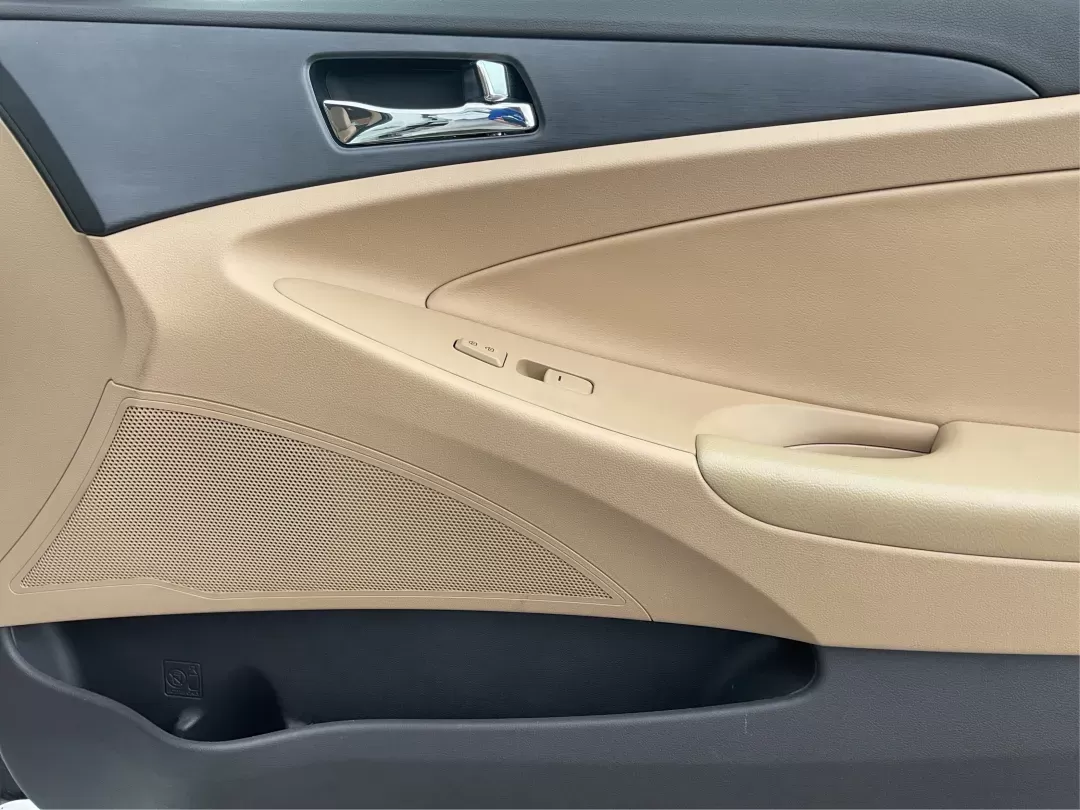 2013 Hyundai Sonata GLS (5NPEB4ACXDH) with an 2.4L I-4 gasoline direct injection engine, located at 8750 N County Rd 25A, Piqua, OH, 45356, (937) 908-9800, 40.164391, -84.232513 - Photo#19