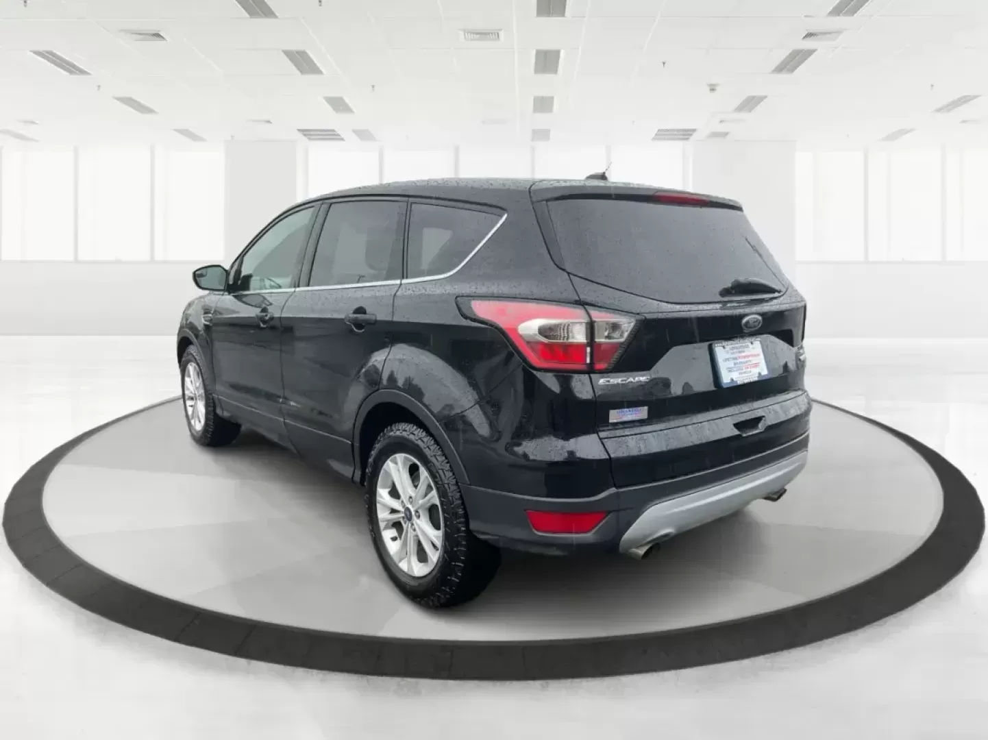 2017 Ford Escape SE FWD (1FMCU0GD6HU) with an 1.5L L4 DOHC 16V engine, 6-Speed Automatic transmission, located at 401 Woodman Dr, Riverside, OH, 45431, (937) 908-9800, 39.760899, -84.123421 - 2017 Ford Escape SE FWD - Photo#4