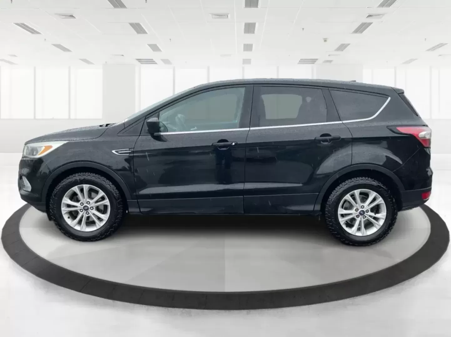 2017 Ford Escape SE FWD (1FMCU0GD6HU) with an 1.5L L4 DOHC 16V engine, 6-Speed Automatic transmission, located at 401 Woodman Dr, Riverside, OH, 45431, (937) 908-9800, 39.760899, -84.123421 - 2017 Ford Escape SE FWD - Photo#5