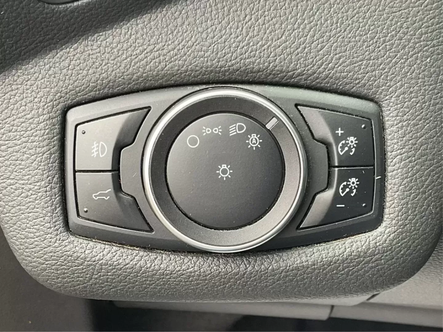 2017 Ford Escape SE FWD (1FMCU0GD6HU) with an 1.5L L4 DOHC 16V engine, 6-Speed Automatic transmission, located at 401 Woodman Dr, Riverside, OH, 45431, (937) 908-9800, 39.760899, -84.123421 - 2017 Ford Escape SE FWD - Photo#16