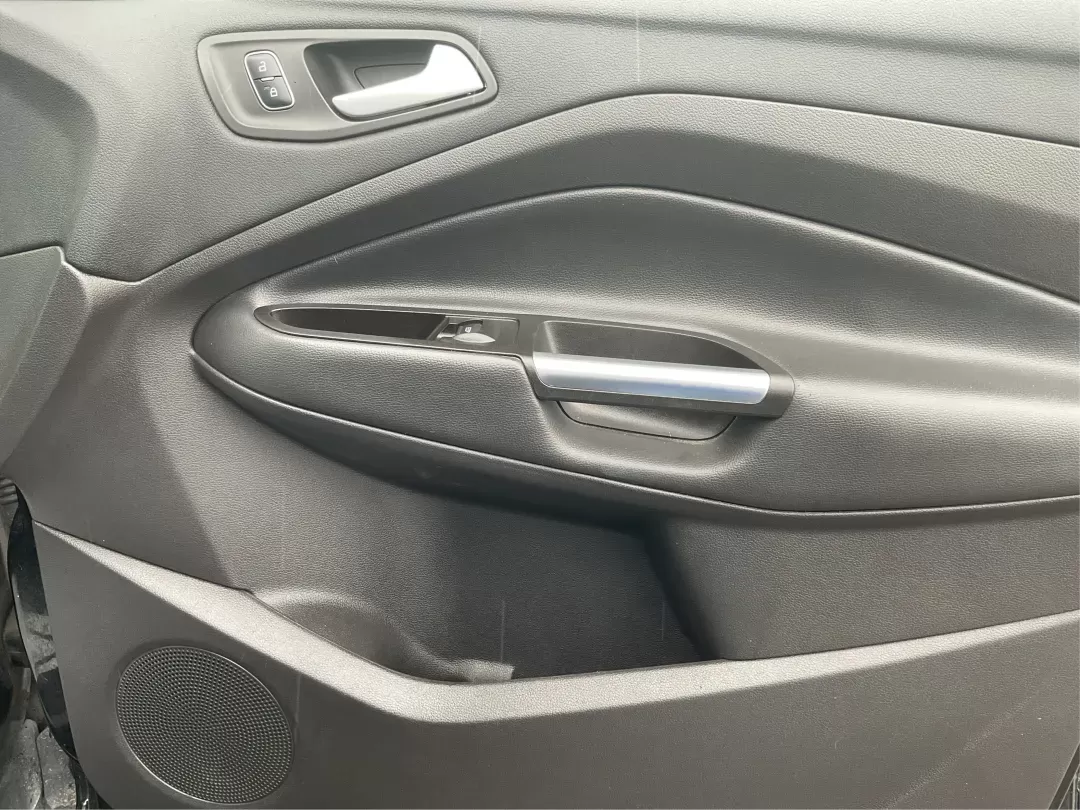 2017 Ford Escape SE FWD (1FMCU0GD6HU) with an 1.5L L4 DOHC 16V engine, 6-Speed Automatic transmission, located at 401 Woodman Dr, Riverside, OH, 45431, (937) 908-9800, 39.760899, -84.123421 - 2017 Ford Escape SE FWD - Photo#17