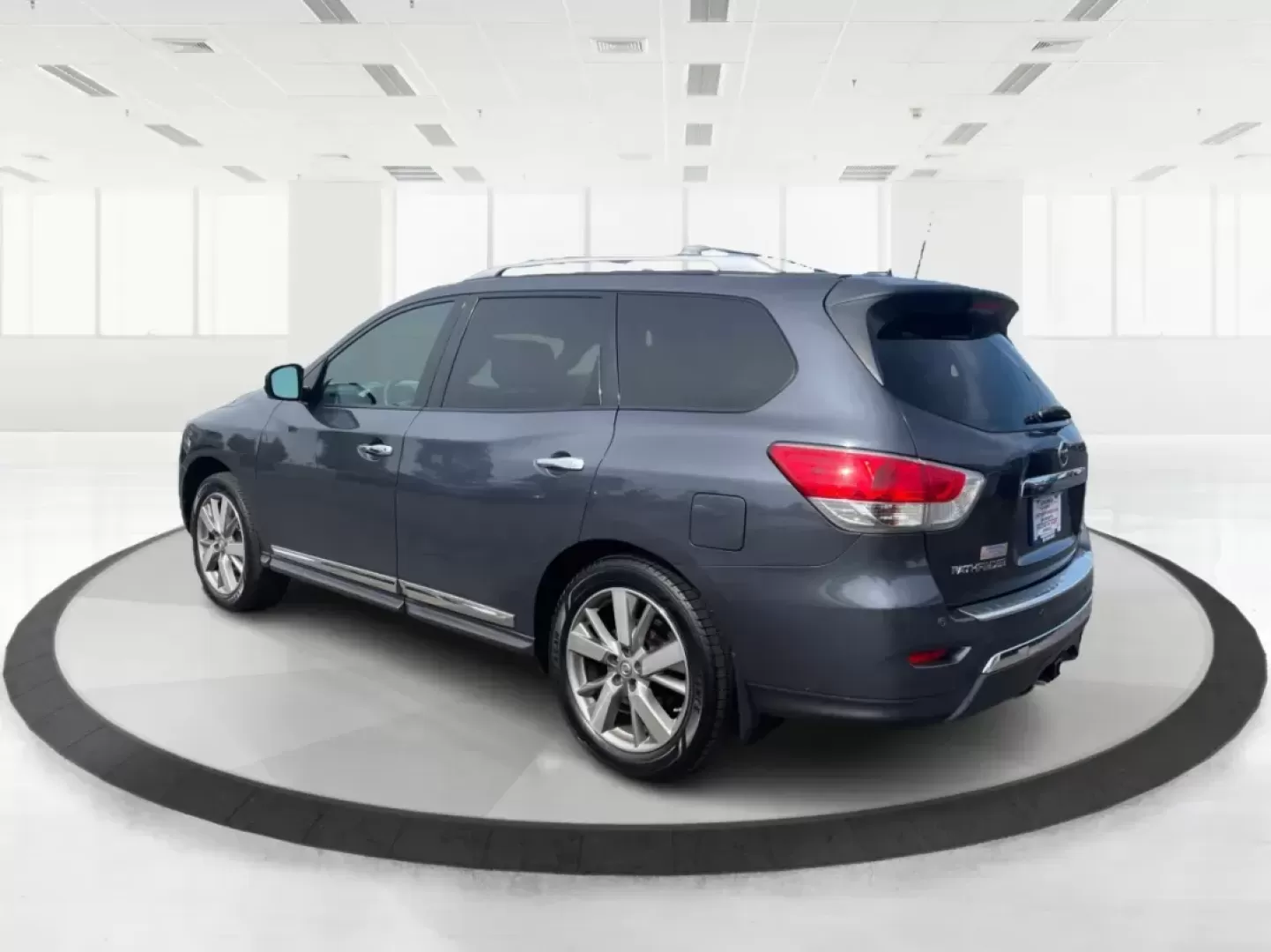 2014 Nissan Pathfinder Platinum (5N1AR2MM6EC) with an 3.5L V-6 DOHC engine, located at 880 E. National Road, Vandalia, OH, 45377, (937) 908-9800, 39.891918, -84.183594 - Photo#4