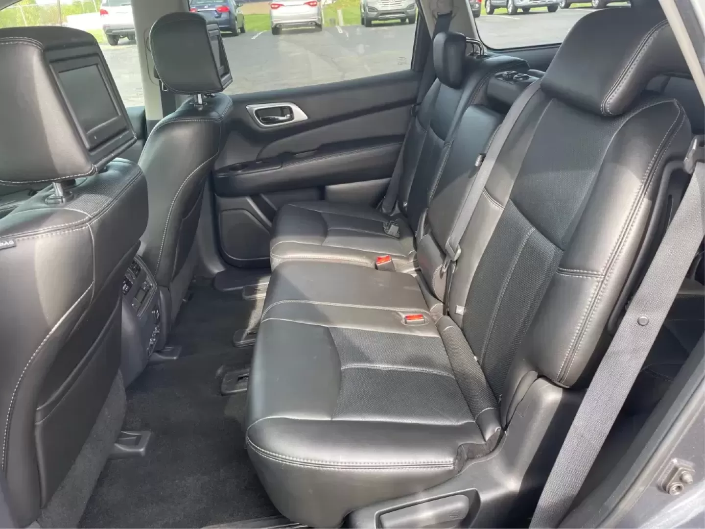 2014 Nissan Pathfinder Platinum (5N1AR2MM6EC) with an 3.5L V-6 DOHC engine, located at 880 E. National Road, Vandalia, OH, 45377, (937) 908-9800, 39.891918, -84.183594 - Photo#9