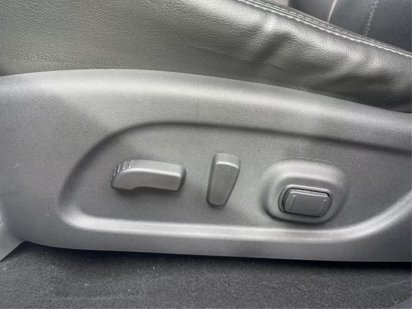2014 Nissan Pathfinder Platinum (5N1AR2MM6EC) with an 3.5L V-6 DOHC engine, located at 880 E. National Road, Vandalia, OH, 45377, (937) 908-9800, 39.891918, -84.183594 - Photo#17