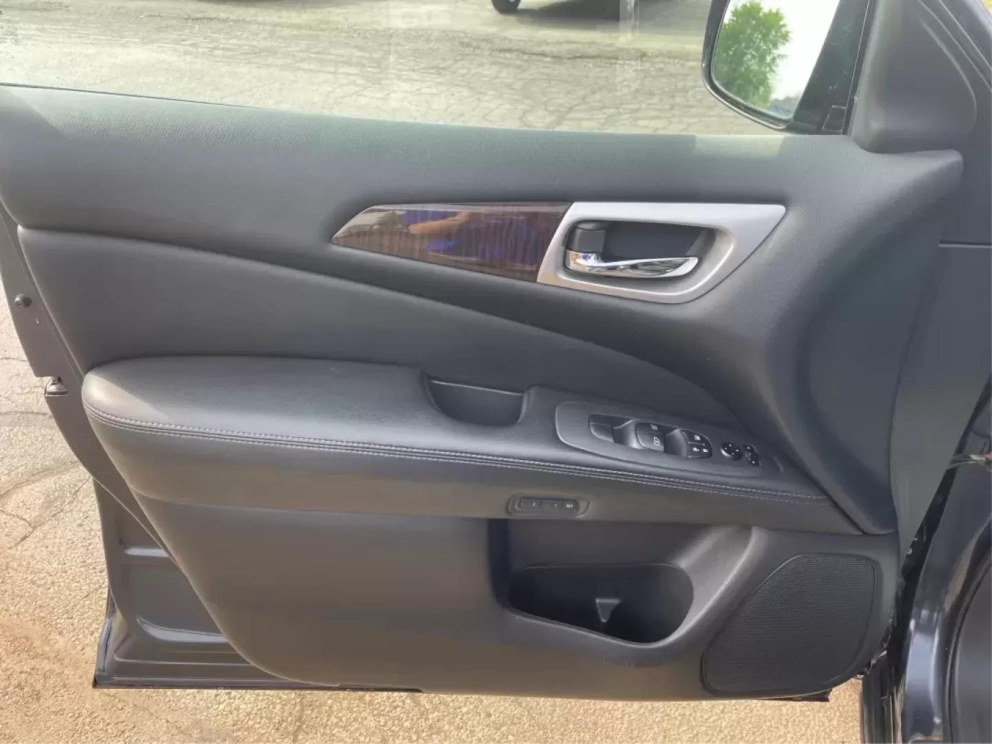 2014 Nissan Pathfinder Platinum (5N1AR2MM6EC) with an 3.5L V-6 DOHC engine, located at 880 E. National Road, Vandalia, OH, 45377, (937) 908-9800, 39.891918, -84.183594 - Photo#18