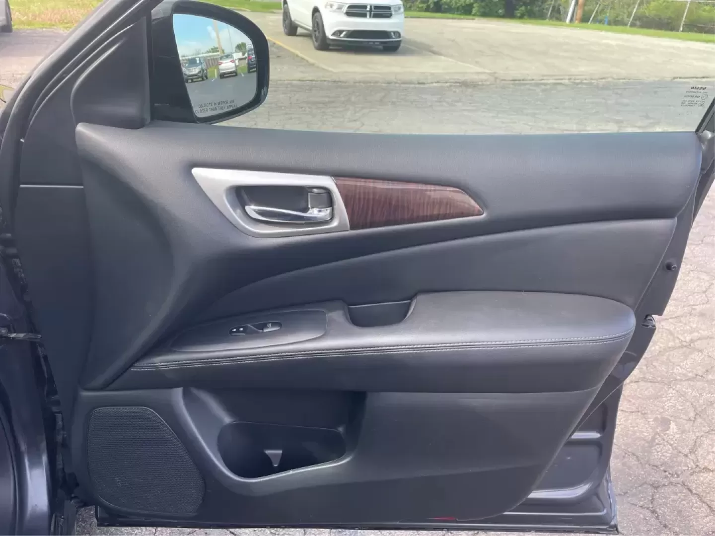 2014 Nissan Pathfinder Platinum (5N1AR2MM6EC) with an 3.5L V-6 DOHC engine, located at 880 E. National Road, Vandalia, OH, 45377, (937) 908-9800, 39.891918, -84.183594 - Photo#19