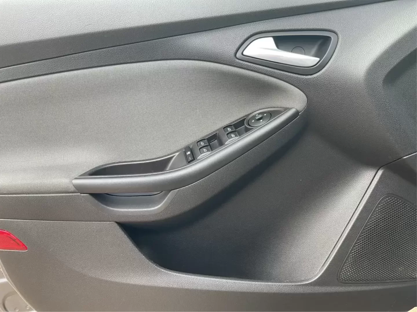 2014 Ford Focus SE (1FADP3F21EL) with an 2L I-4 gasoline direct injection engine, located at 1099 N County Rd 25A, Troy, OH, 45373, (937) 908-9800, 40.057079, -84.212883 - 2014 Ford Focus SE - Photo#17