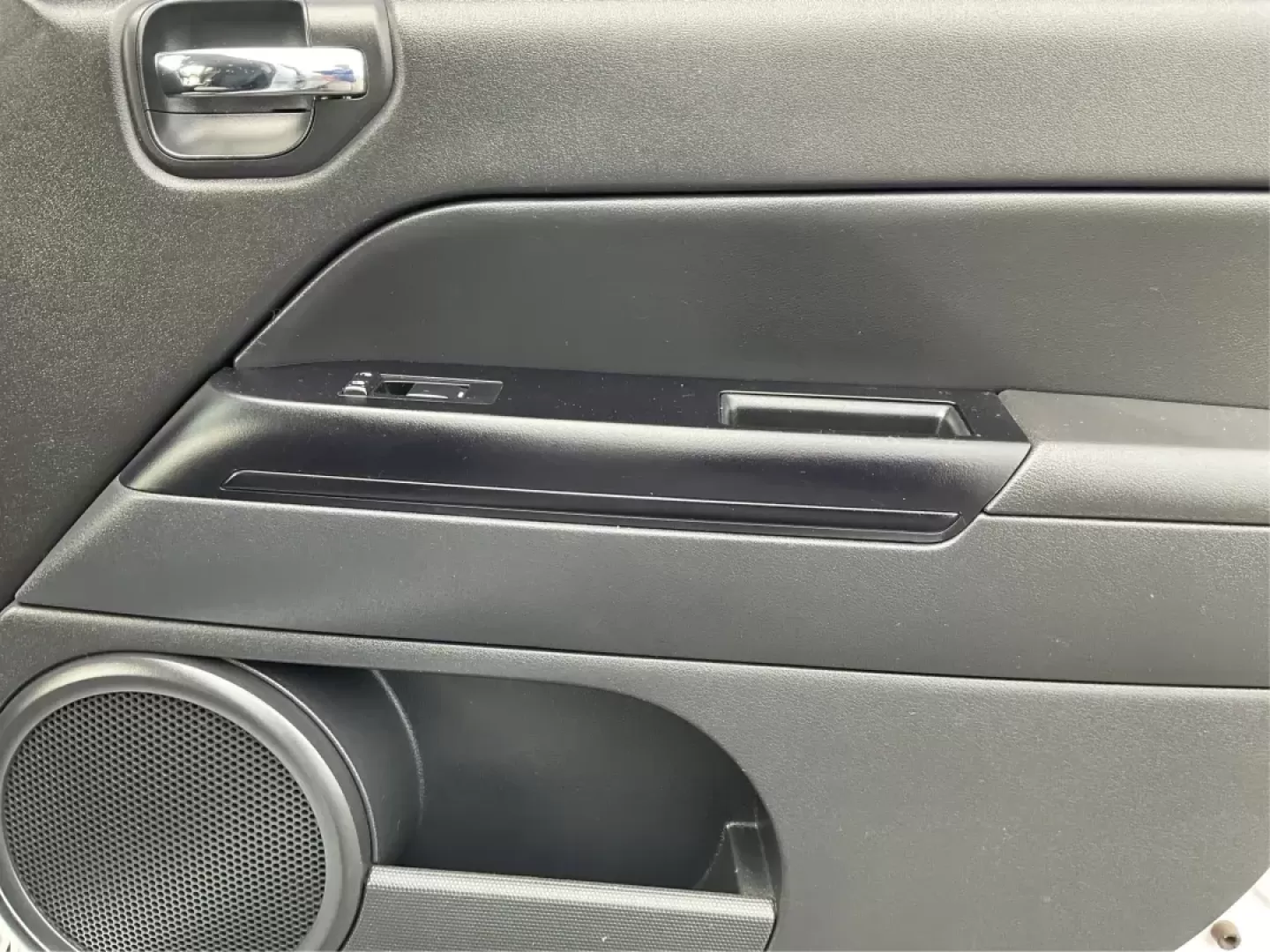 2015 Jeep Compass Sport (1C4NJDBB6FD) with an 2.4L I-4 DOHC engine, located at 1099 N County Rd 25A, Troy, OH, 45373, (937) 908-9800, 40.057079, -84.212883 - 2015 Jeep Compass Sport - Photo#17