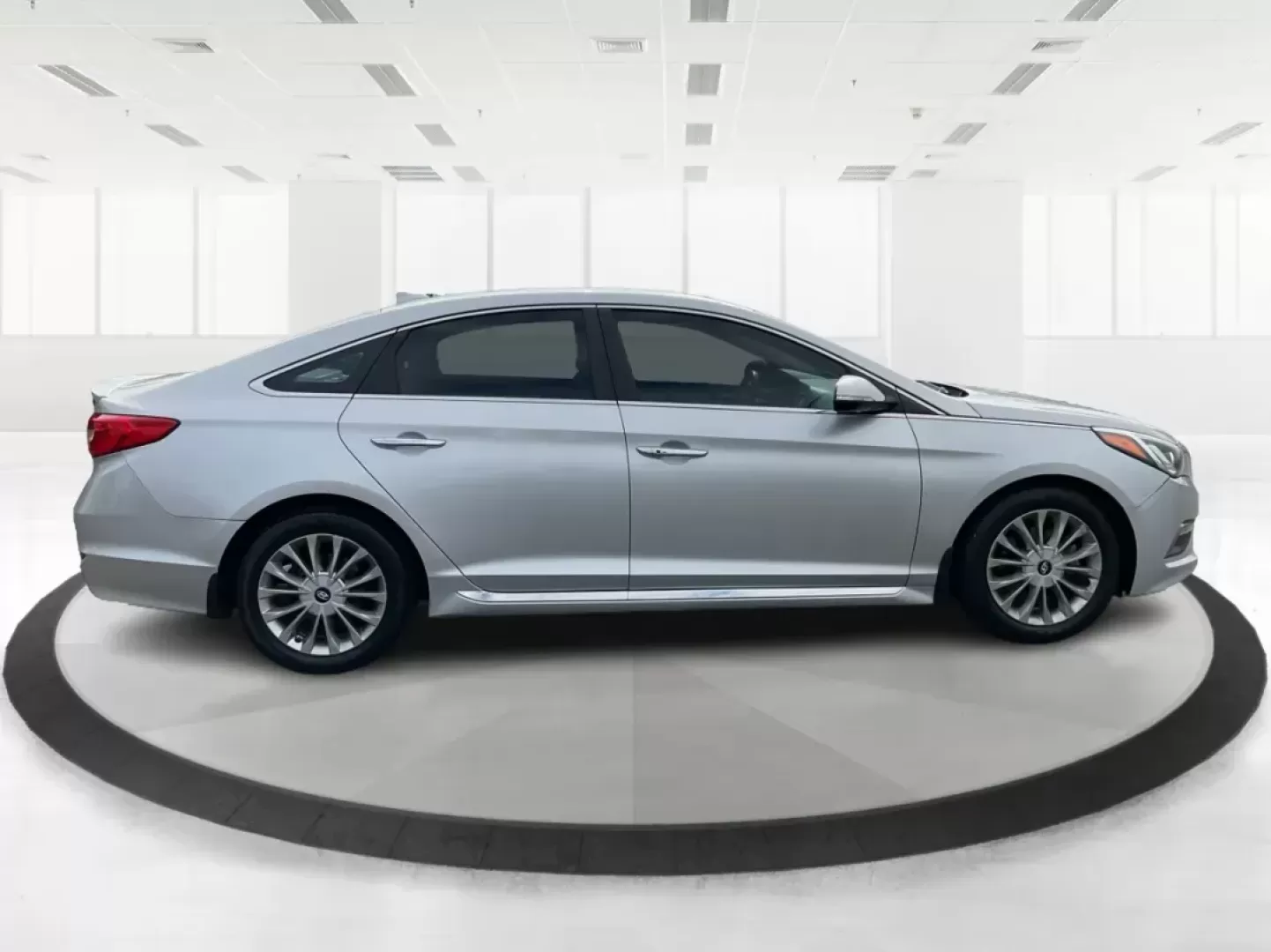 2015 Hyundai Sonata Limited (5NPE34AF6FH) with an 2.4L I-4 gasoline direct injection engine, located at 401 Woodman Dr, Riverside, OH, 45431, (937) 908-9800, 39.760899, -84.123421 - Photo#1