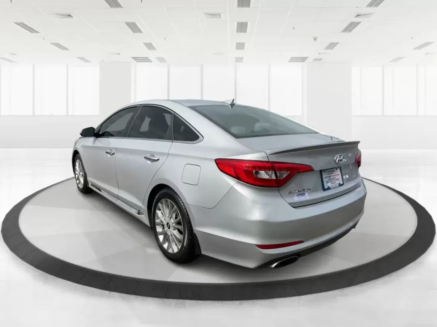 2015 Hyundai Sonata Limited (5NPE34AF6FH) with an 2.4L I-4 gasoline direct injection engine, located at 401 Woodman Dr, Riverside, OH, 45431, (937) 908-9800, 39.760899, -84.123421 - Photo#5