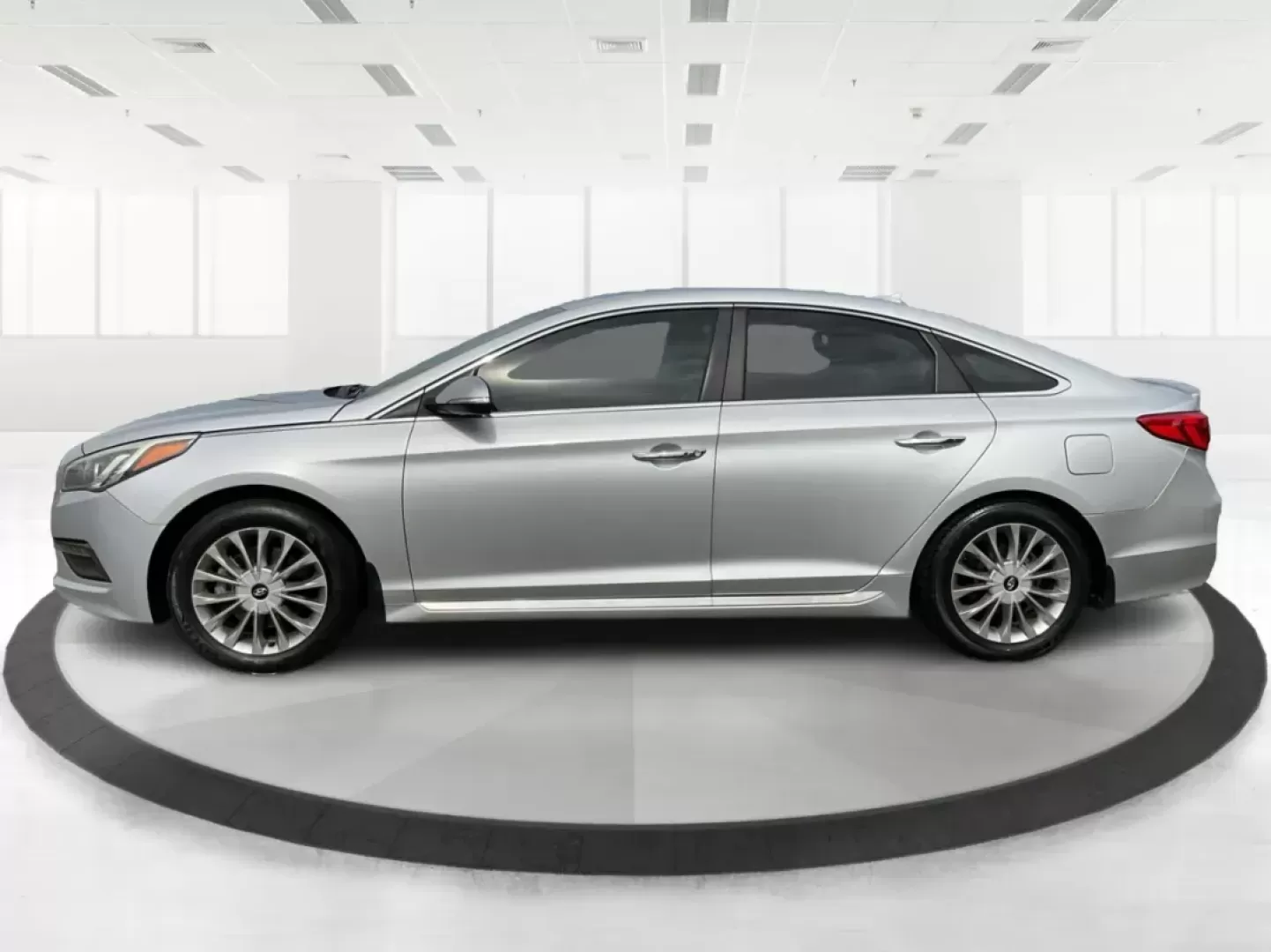 2015 Hyundai Sonata Limited (5NPE34AF6FH) with an 2.4L I-4 gasoline direct injection engine, located at 401 Woodman Dr, Riverside, OH, 45431, (937) 908-9800, 39.760899, -84.123421 - Photo#6