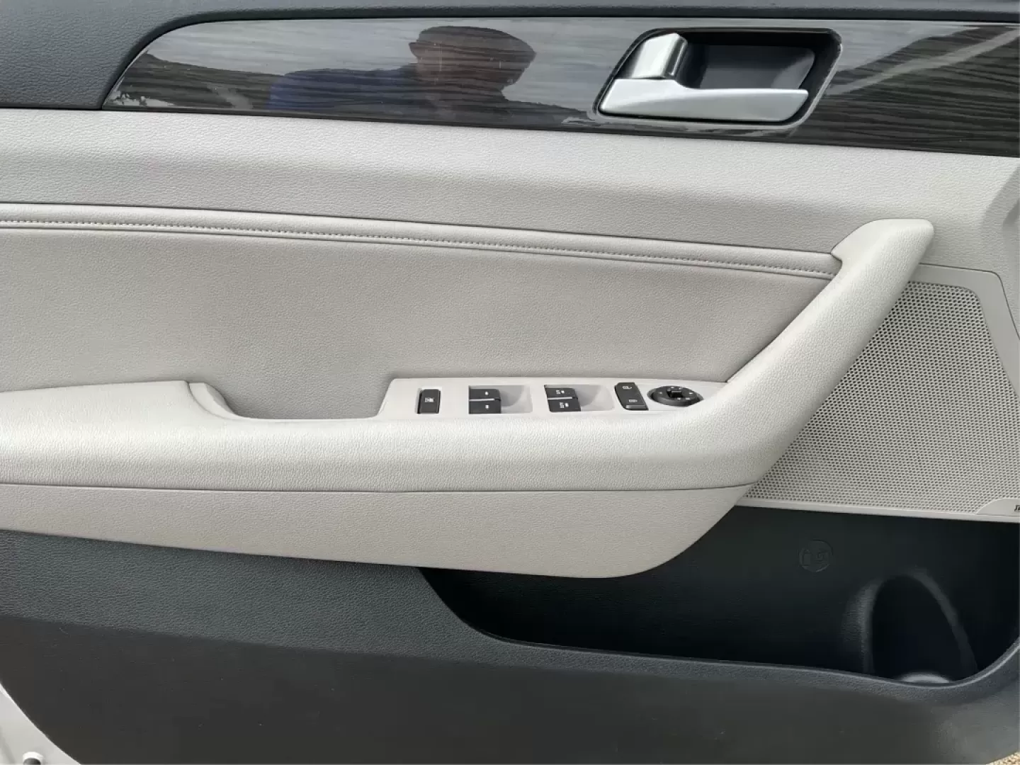 2015 Hyundai Sonata Limited (5NPE34AF6FH) with an 2.4L I-4 gasoline direct injection engine, located at 401 Woodman Dr, Riverside, OH, 45431, (937) 908-9800, 39.760899, -84.123421 - Photo#18