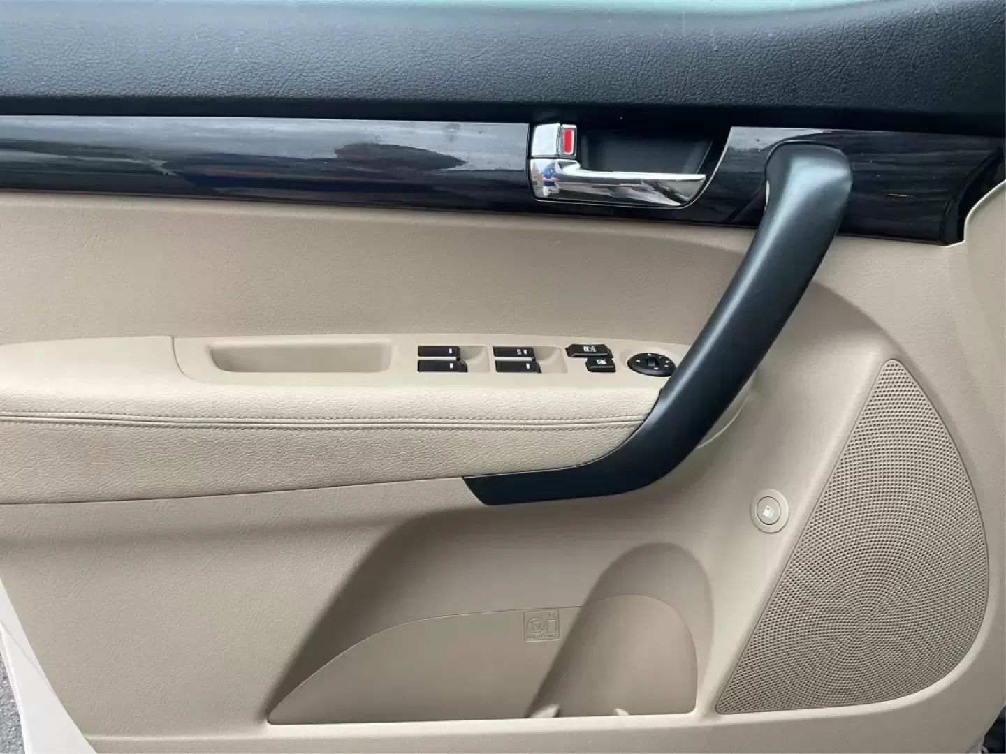 2011 Kia Sorento LX (5XYKT3A1XBG) with an 2.4L I-4 DOHC engine, located at 8750 N County Rd 25A, Piqua, OH, 45356, (937) 908-9800, 40.164391, -84.232513 - 2011 Kia Sorento LX - Photo#15
