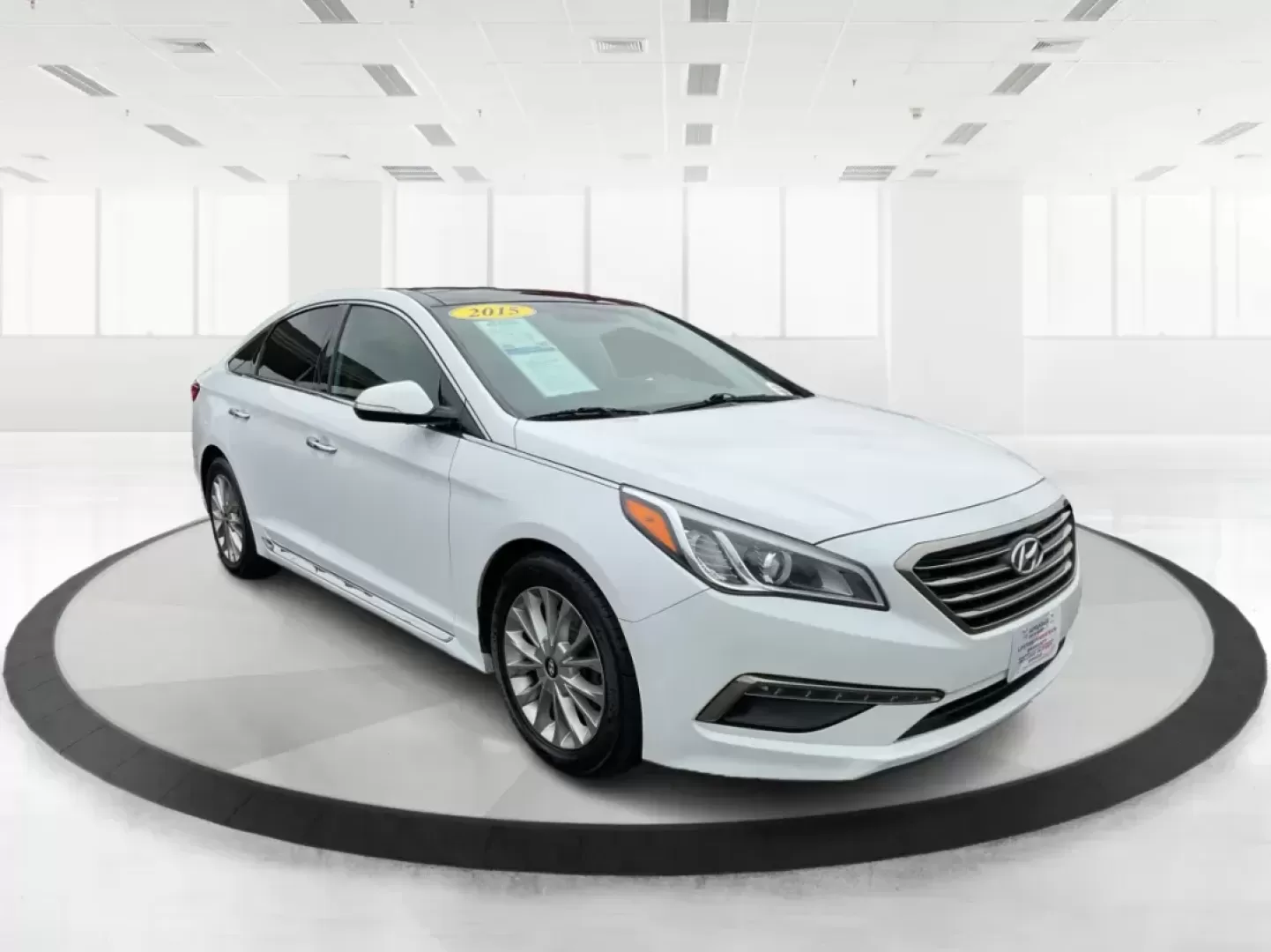 2015 Hyundai Sonata Limited (5NPE34AF5FH) with an 2.4L I-4 gasoline direct injection engine, located at 4508 South Dixie Dr, Moraine, OH, 45439, (937) 908-9800, 39.689976, -84.218452 - Photo#0