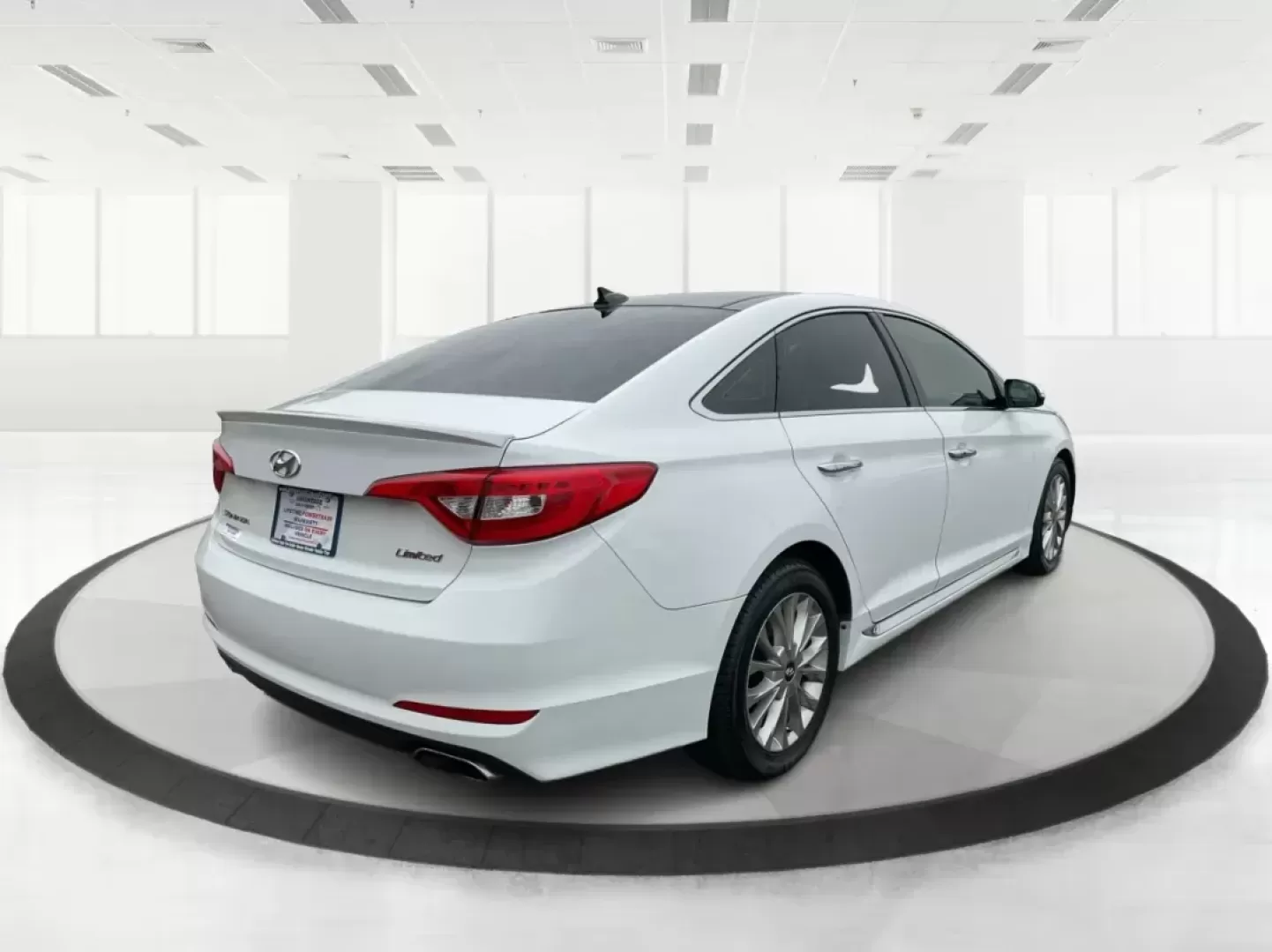 2015 Hyundai Sonata Limited (5NPE34AF5FH) with an 2.4L I-4 gasoline direct injection engine, located at 4508 South Dixie Dr, Moraine, OH, 45439, (937) 908-9800, 39.689976, -84.218452 - Photo#1