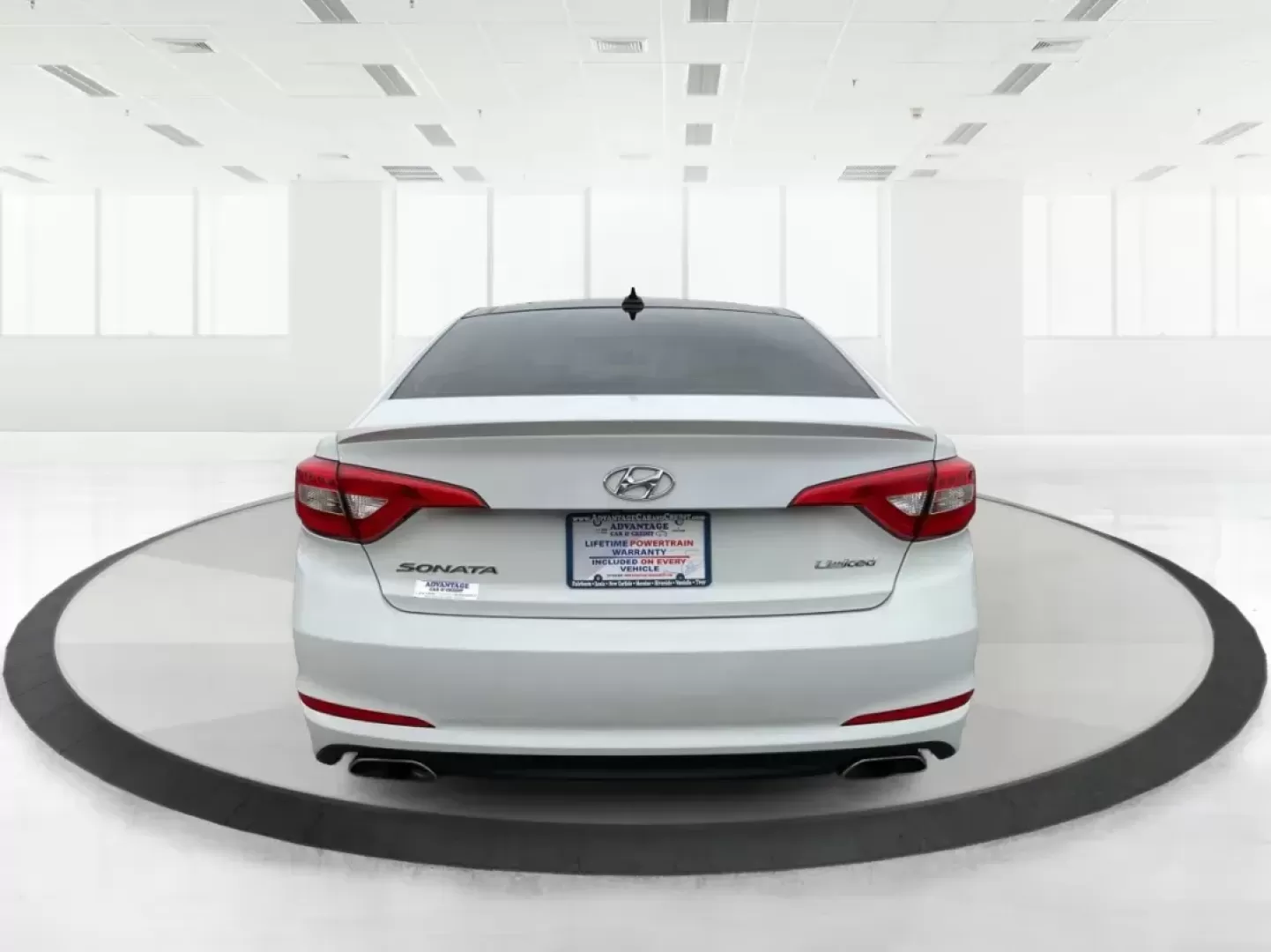2015 Hyundai Sonata Limited (5NPE34AF5FH) with an 2.4L I-4 gasoline direct injection engine, located at 4508 South Dixie Dr, Moraine, OH, 45439, (937) 908-9800, 39.689976, -84.218452 - Photo#2