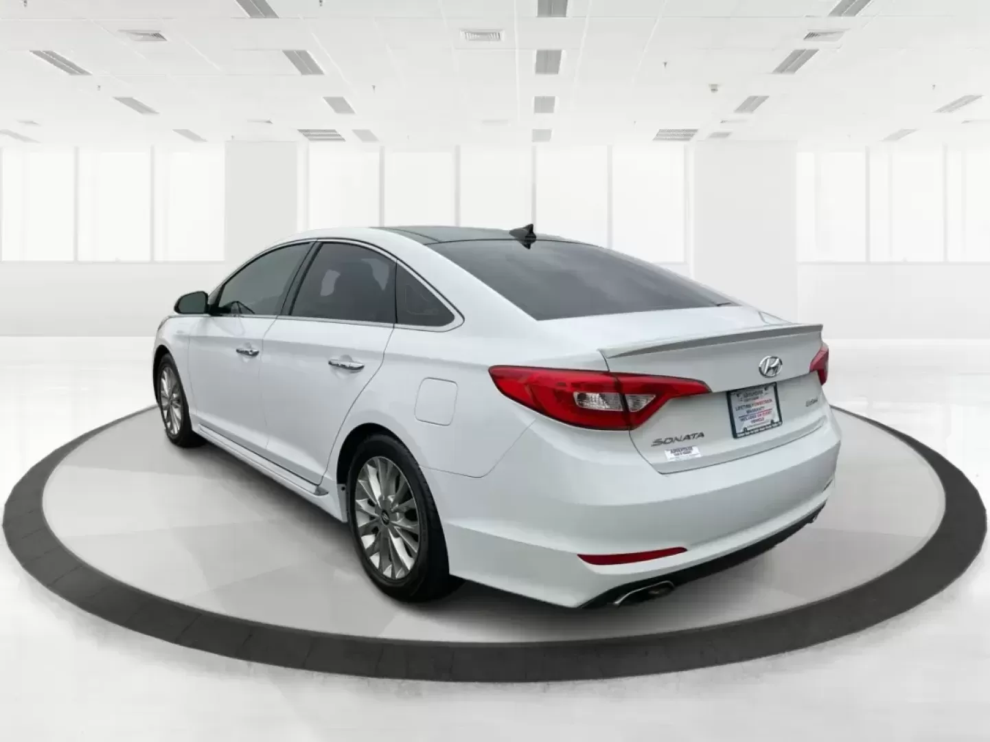 2015 Hyundai Sonata Limited (5NPE34AF5FH) with an 2.4L I-4 gasoline direct injection engine, located at 4508 South Dixie Dr, Moraine, OH, 45439, (937) 908-9800, 39.689976, -84.218452 - Photo#4