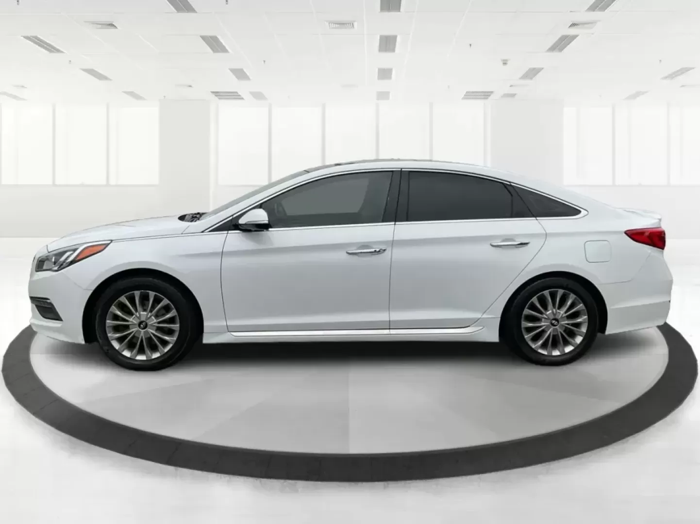 2015 Hyundai Sonata Limited (5NPE34AF5FH) with an 2.4L I-4 gasoline direct injection engine, located at 4508 South Dixie Dr, Moraine, OH, 45439, (937) 908-9800, 39.689976, -84.218452 - Photo#5