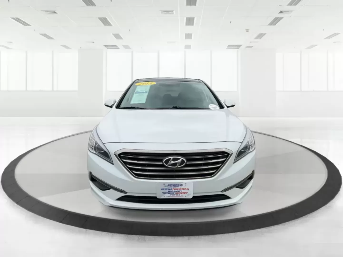 2015 Hyundai Sonata Limited (5NPE34AF5FH) with an 2.4L I-4 gasoline direct injection engine, located at 4508 South Dixie Dr, Moraine, OH, 45439, (937) 908-9800, 39.689976, -84.218452 - Photo#6