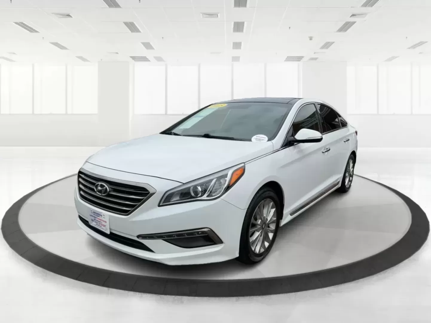 2015 Hyundai Sonata Limited (5NPE34AF5FH) with an 2.4L I-4 gasoline direct injection engine, located at 4508 South Dixie Dr, Moraine, OH, 45439, (937) 908-9800, 39.689976, -84.218452 - Photo#7