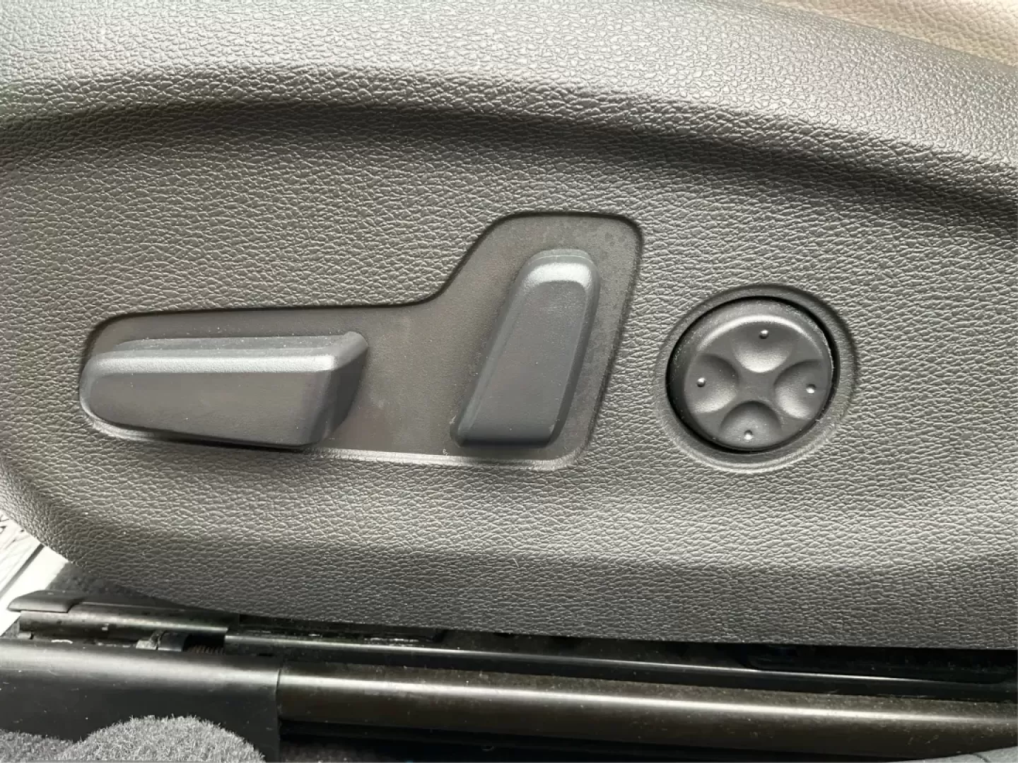 2015 Hyundai Sonata Limited (5NPE34AF5FH) with an 2.4L I-4 gasoline direct injection engine, located at 4508 South Dixie Dr, Moraine, OH, 45439, (937) 908-9800, 39.689976, -84.218452 - Photo#16