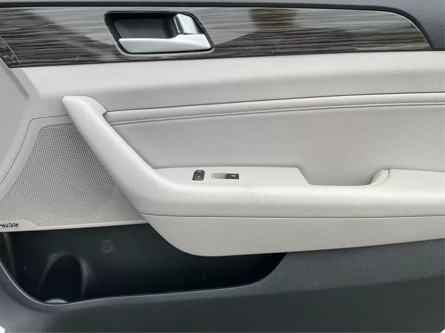 2015 Hyundai Sonata Limited (5NPE34AF5FH) with an 2.4L I-4 gasoline direct injection engine, located at 4508 South Dixie Dr, Moraine, OH, 45439, (937) 908-9800, 39.689976, -84.218452 - Photo#18