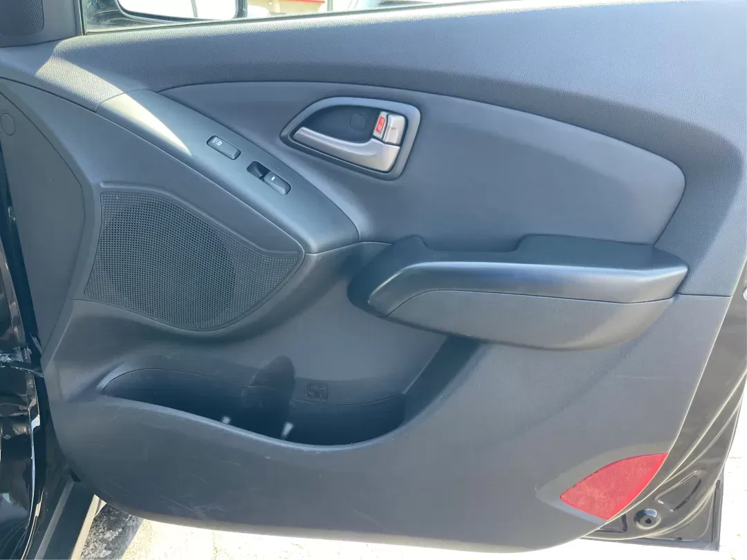 2015 Hyundai Tucson Limited (KM8JUCAG0FU) with an Theta II 2.4L I-4 gasoline direct injection engine, located at 401 Woodman Dr, Riverside, OH, 45431, (937) 908-9800, 39.760899, -84.123421 - 2015 Hyundai Tucson Limited - Photo#19