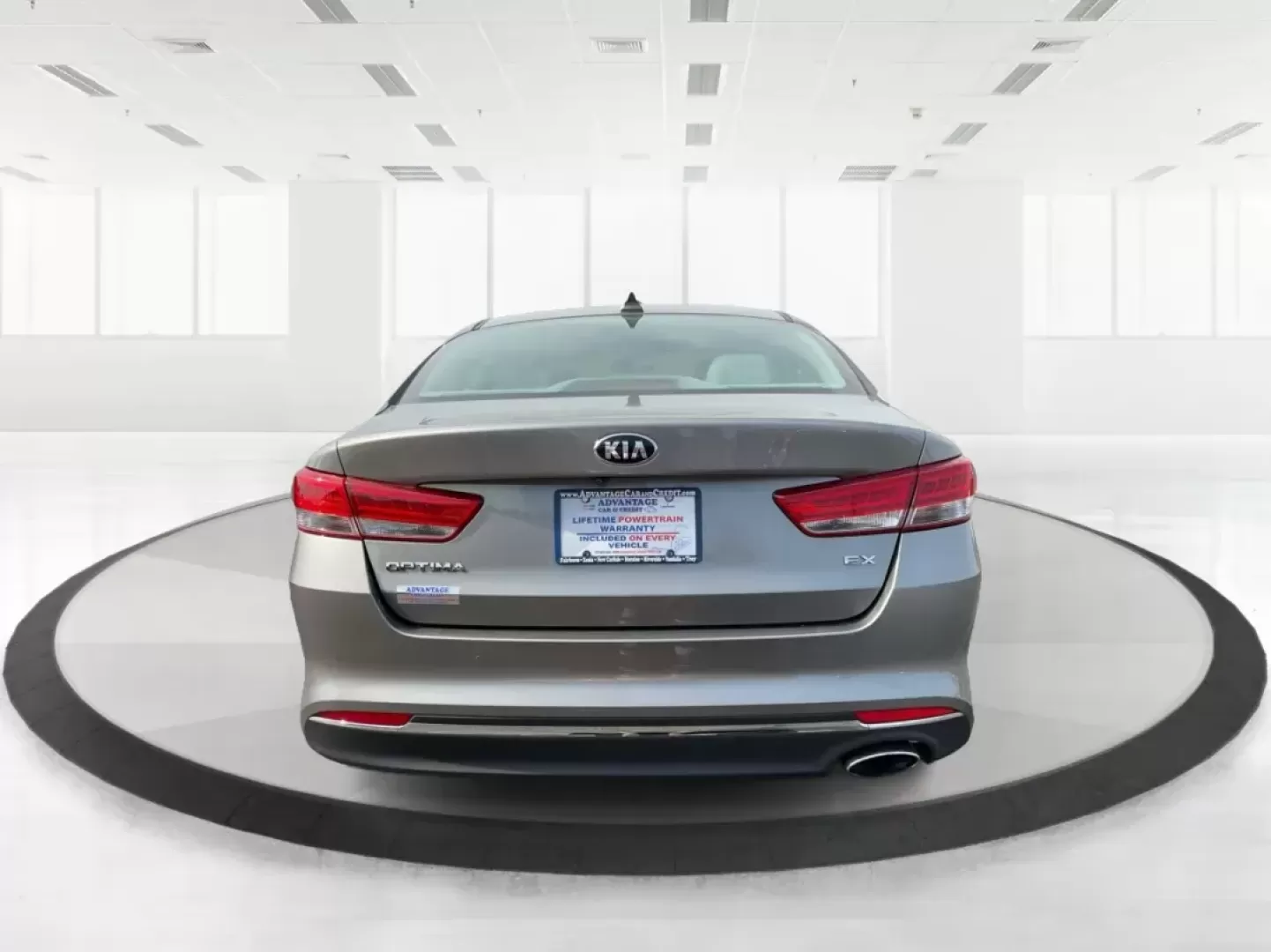 2018 Kia Optima EX (5XXGU4L36JG) with an Theta II 2.4L I-4 gasoline direct injection engine, located at 880 E. National Road, Vandalia, OH, 45377, (937) 908-9800, 39.891918, -84.183594 - Photo#2
