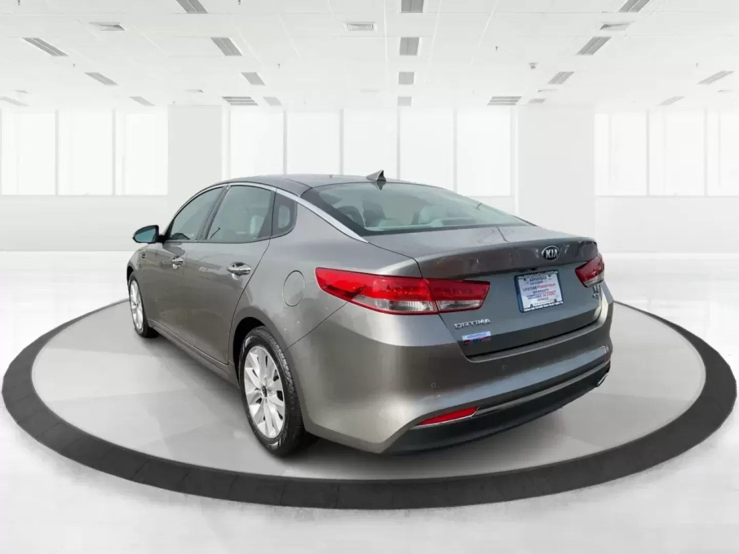 2018 Kia Optima EX (5XXGU4L36JG) with an Theta II 2.4L I-4 gasoline direct injection engine, located at 880 E. National Road, Vandalia, OH, 45377, (937) 908-9800, 39.891918, -84.183594 - Photo#3