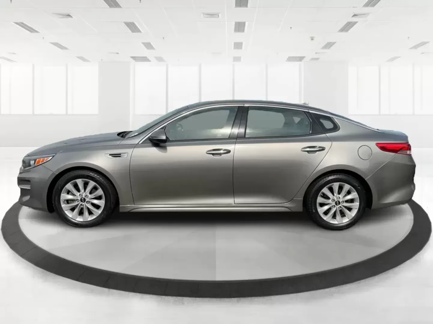2018 Kia Optima EX (5XXGU4L36JG) with an Theta II 2.4L I-4 gasoline direct injection engine, located at 880 E. National Road, Vandalia, OH, 45377, (937) 908-9800, 39.891918, -84.183594 - Photo#4