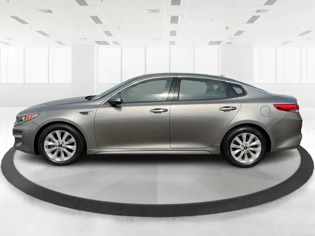 2018 Kia Optima EX (5XXGU4L36JG) with an Theta II 2.4L I-4 gasoline direct injection engine, located at 880 E. National Road, Vandalia, OH, 45377, (937) 908-9800, 39.891918, -84.183594 - 2018 Kia Optima EX - Photo#4