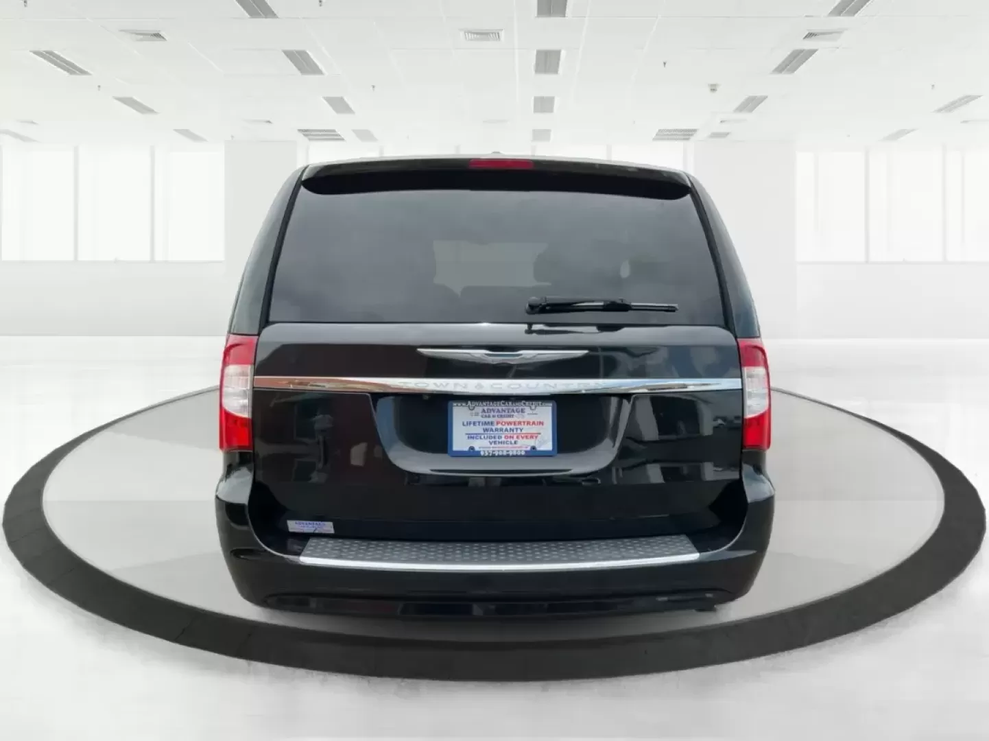 2015 Chrysler Town and Country Touring (2C4RC1BG2FR) with an 3.6L V-6 DOHC engine, located at 4508 South Dixie Dr, Moraine, OH, 45439, (937) 908-9800, 39.689976, -84.218452 - Photo#2