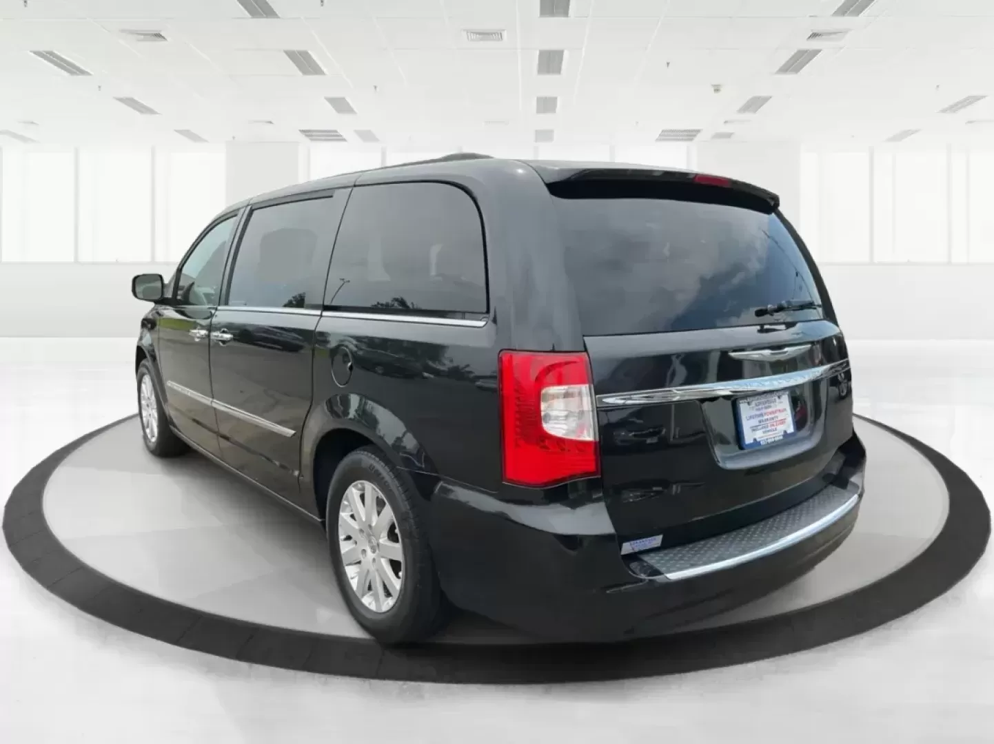 2015 Chrysler Town and Country Touring (2C4RC1BG2FR) with an 3.6L V-6 DOHC engine, located at 4508 South Dixie Dr, Moraine, OH, 45439, (937) 908-9800, 39.689976, -84.218452 - Photo#4