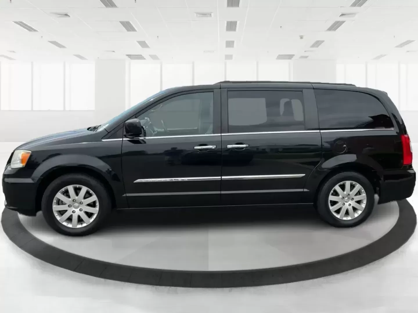 2015 Chrysler Town and Country Touring (2C4RC1BG2FR) with an 3.6L V-6 DOHC engine, located at 4508 South Dixie Dr, Moraine, OH, 45439, (937) 908-9800, 39.689976, -84.218452 - Photo#5
