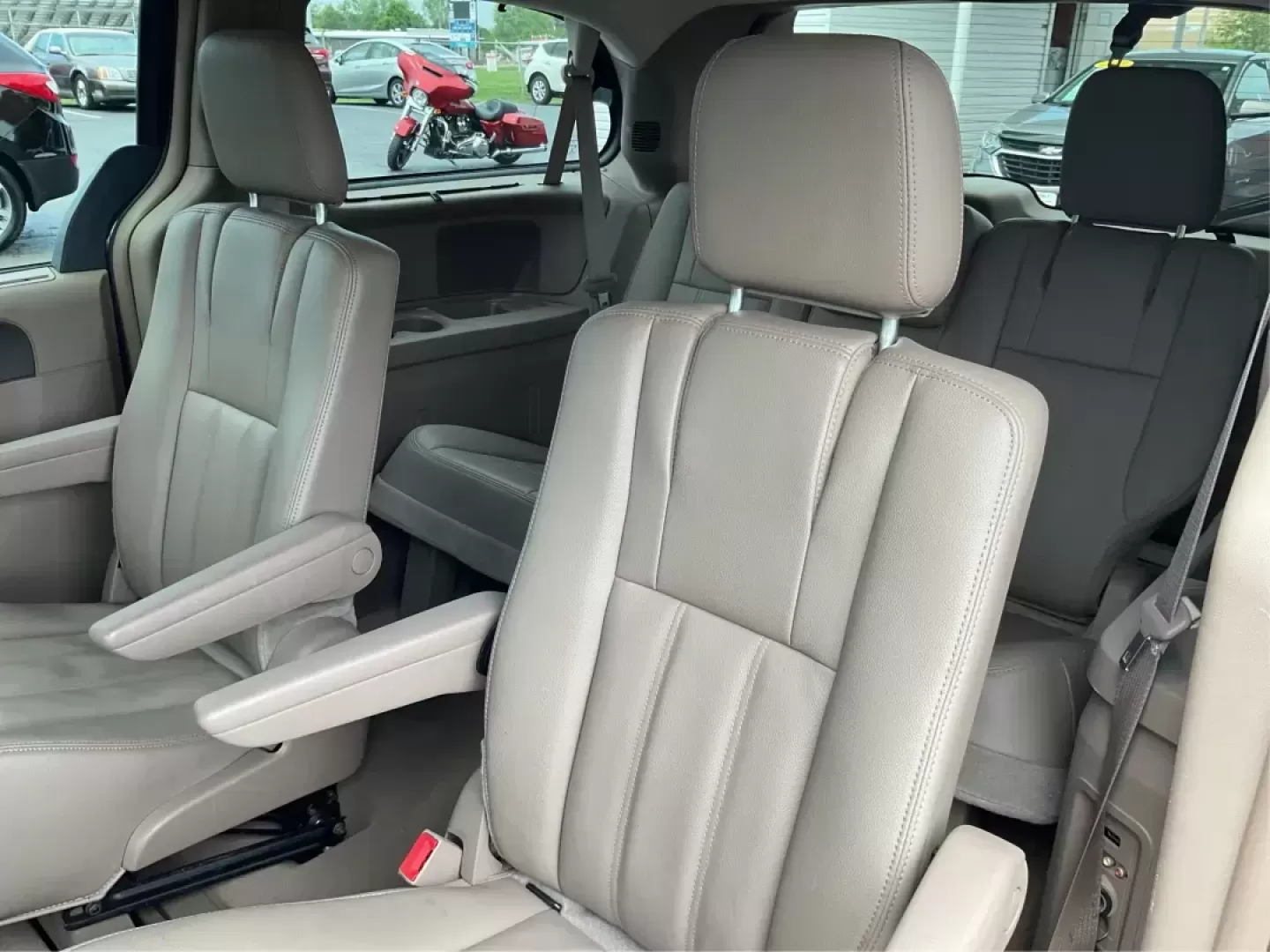 2015 Chrysler Town and Country Touring (2C4RC1BG2FR) with an 3.6L V-6 DOHC engine, located at 4508 South Dixie Dr, Moraine, OH, 45439, (937) 908-9800, 39.689976, -84.218452 - Photo#9