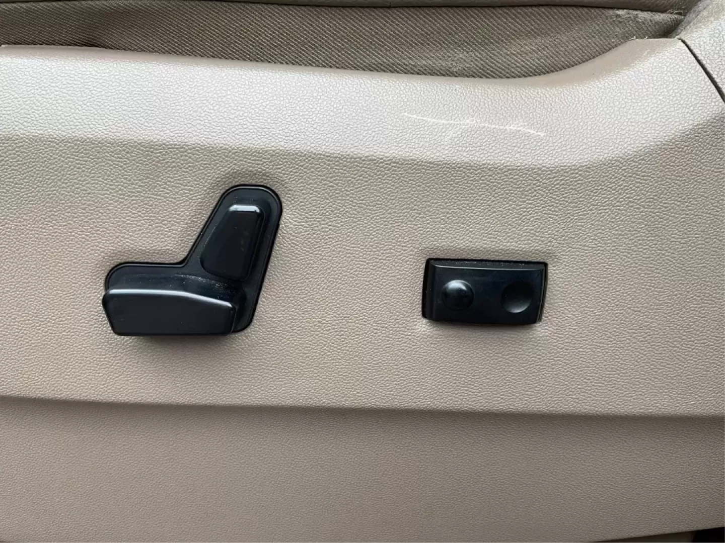 2015 Chrysler Town and Country Touring (2C4RC1BG2FR) with an 3.6L V-6 DOHC engine, located at 4508 South Dixie Dr, Moraine, OH, 45439, (937) 908-9800, 39.689976, -84.218452 - Photo#17