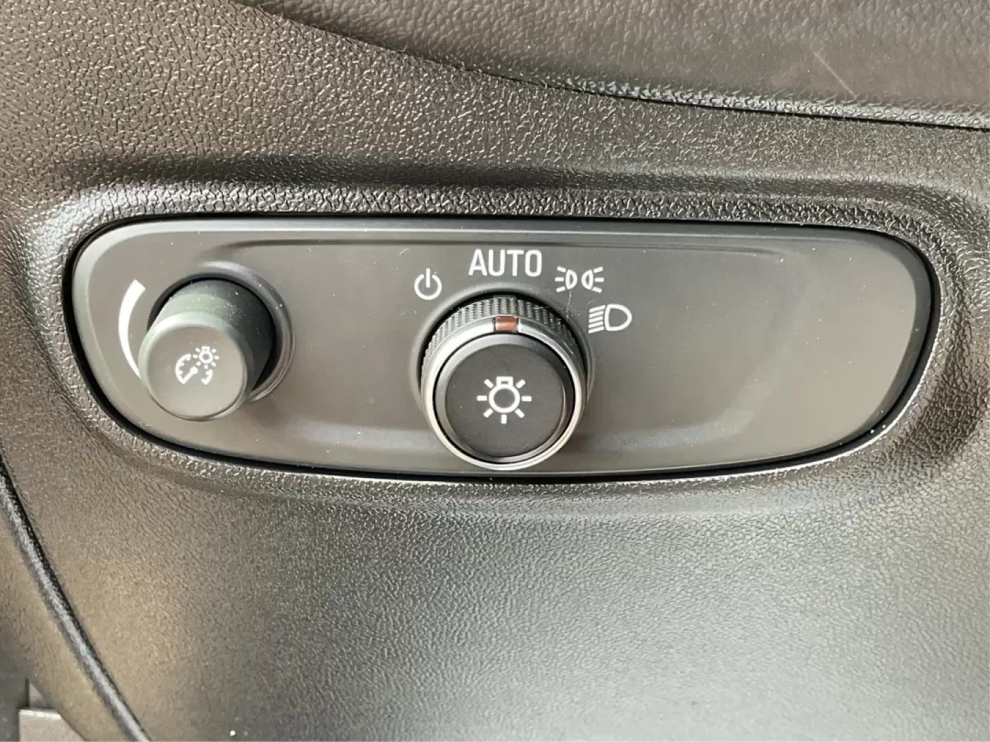 2018 Chevrolet Equinox LT (3GNAXSEV5JS) with an 1.5L I-4 gasoline direct injection engine, located at 8750 N County Rd 25A, Piqua, OH, 45356, (937) 908-9800, 40.164391, -84.232513 - Photo#16