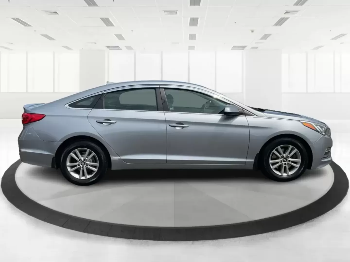 2015 Hyundai Sonata SE (5NPE24AF4FH) with an 2.4L I-4 gasoline direct injection engine, located at 4508 South Dixie Dr, Moraine, OH, 45439, (937) 908-9800, 39.689976, -84.218452 - 2015 Hyundai Sonata SE - Photo#1