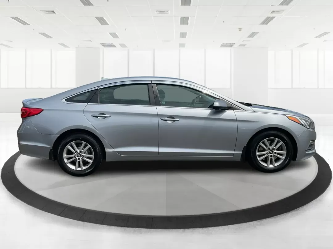 2015 Hyundai Sonata SE (5NPE24AF4FH) with an 2.4L I-4 gasoline direct injection engine, located at 4508 South Dixie Dr, Moraine, OH, 45439, (937) 908-9800, 39.689976, -84.218452 - 2015 Hyundai Sonata SE - Photo#1
