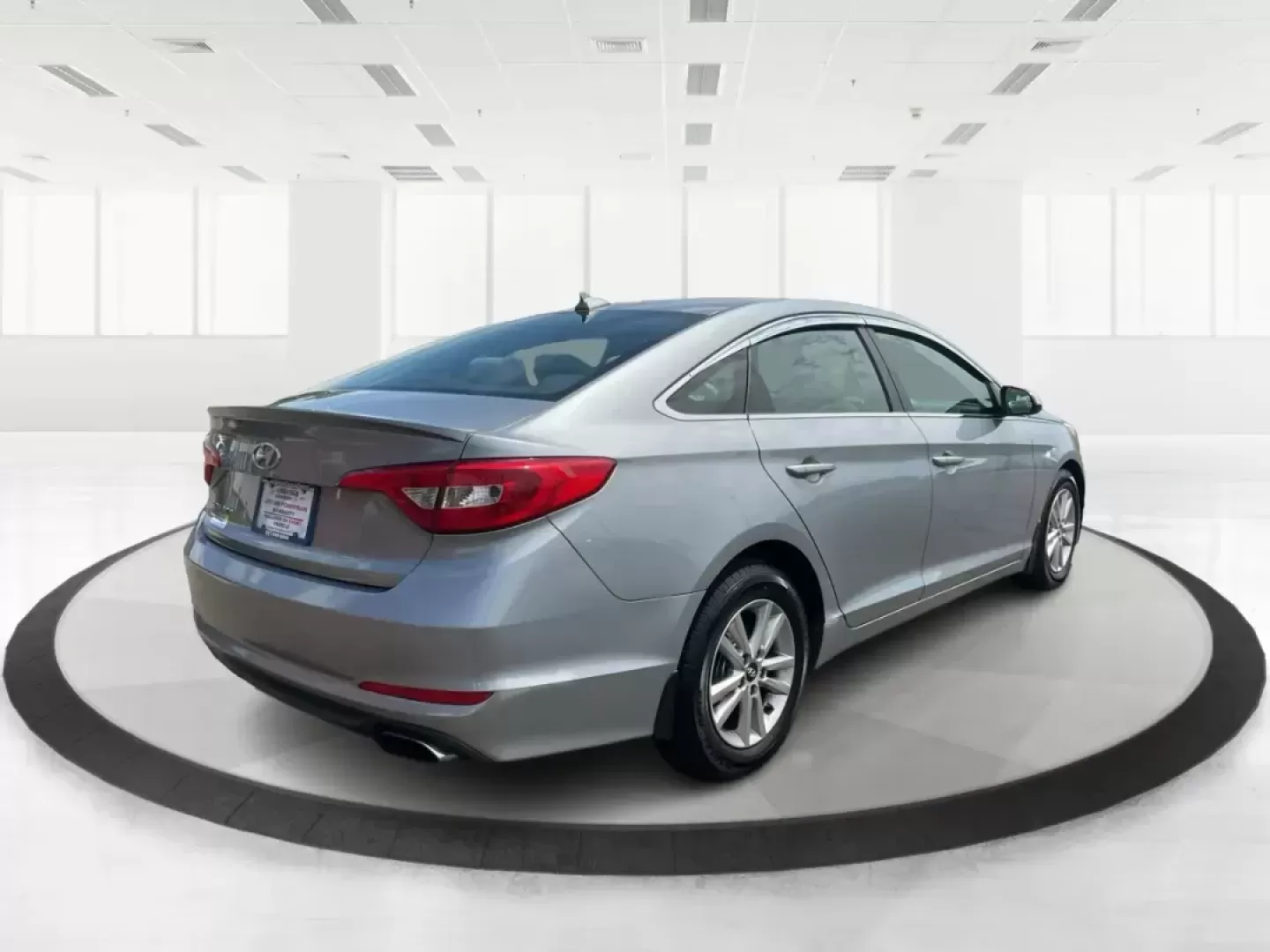 2015 Hyundai Sonata SE (5NPE24AF4FH) with an 2.4L I-4 gasoline direct injection engine, located at 4508 South Dixie Dr, Moraine, OH, 45439, (937) 908-9800, 39.689976, -84.218452 - 2015 Hyundai Sonata SE - Photo#2