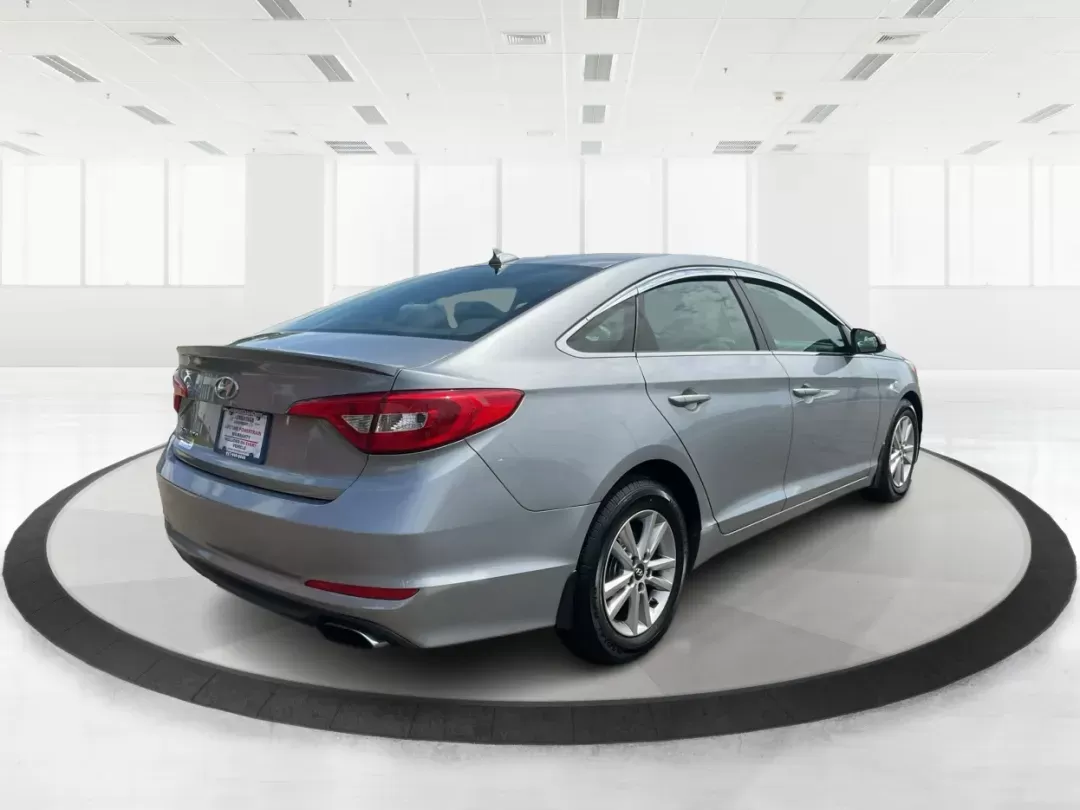 2015 Hyundai Sonata SE (5NPE24AF4FH) with an 2.4L I-4 gasoline direct injection engine, located at 4508 South Dixie Dr, Moraine, OH, 45439, (937) 908-9800, 39.689976, -84.218452 - 2015 Hyundai Sonata SE - Photo#2